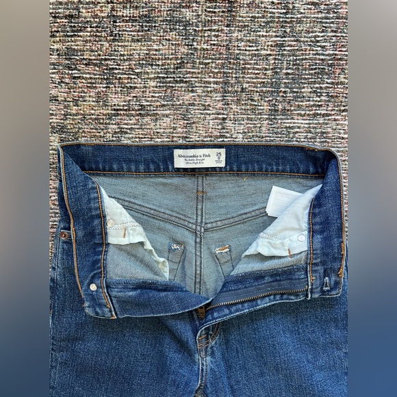 NWOT Dark Abercrombie Ultra High Rise Ankle Straight Jean 25 - Picture 5 of 11